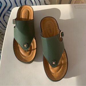 New Olive Green Leather Flex Step Tong Sandals size 7.5 W